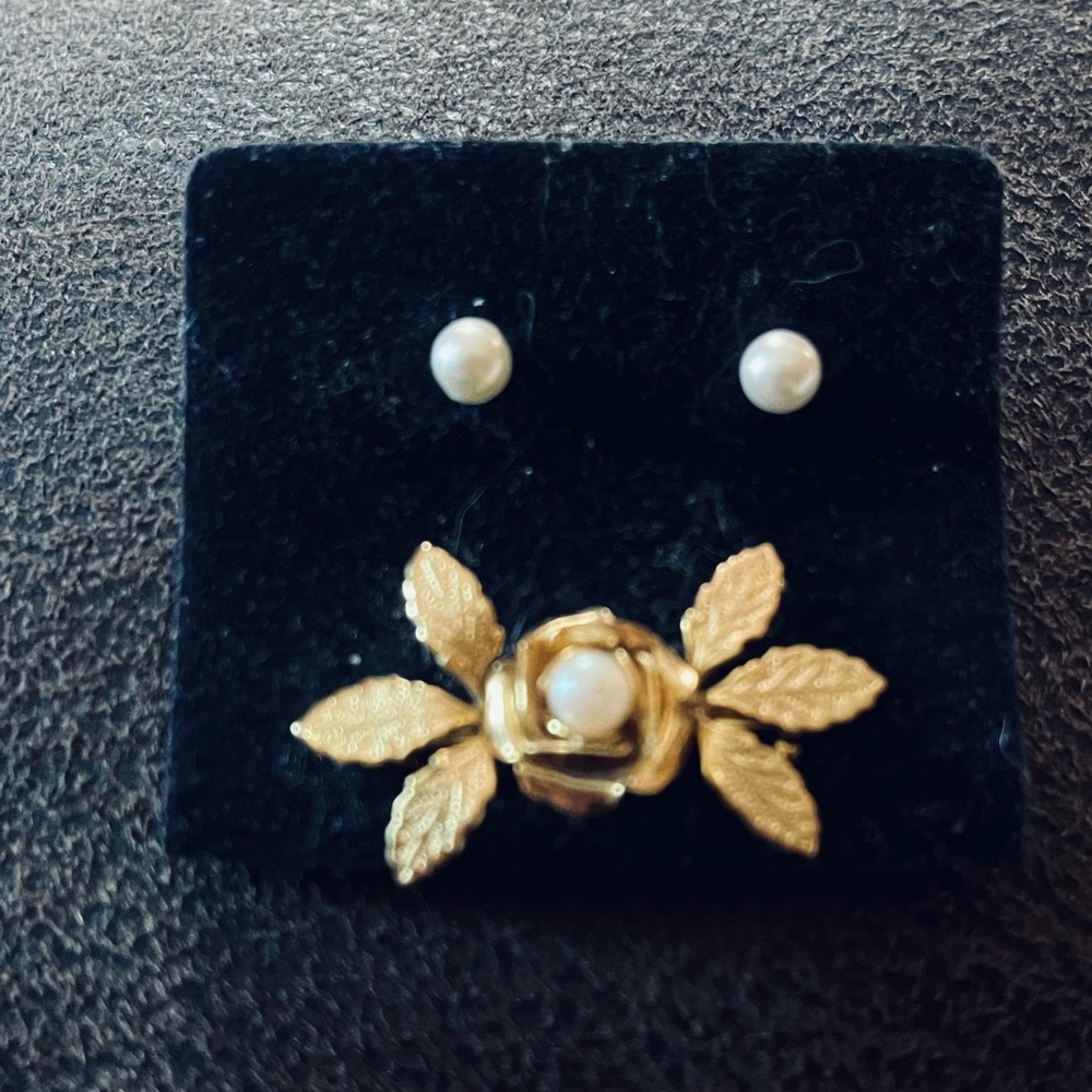 Elegant Gold and Pearl Jewelry Set